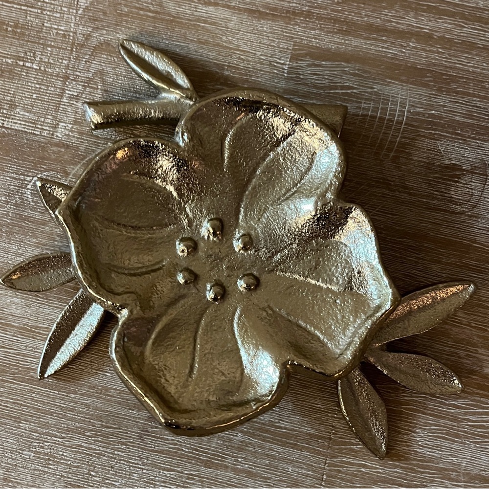 Opalhouse. Gold Flower Jewelry Dish. 1 of 2